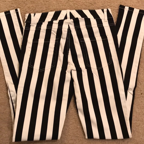 ✨BRAND NEW blk & wht strip skinny pants - Picture 4 of 4